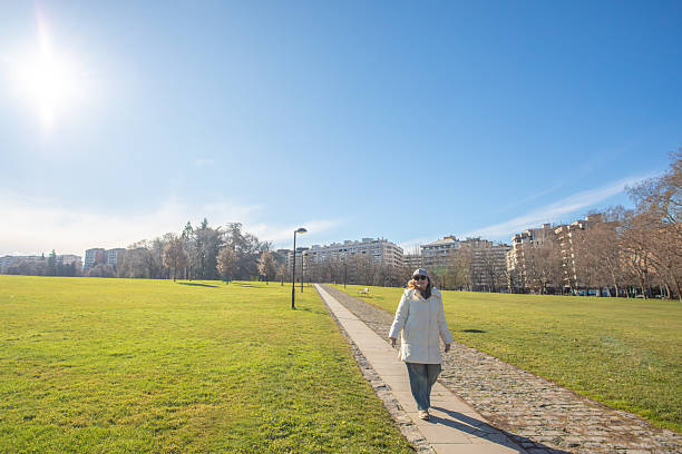 Lange wandeling door een stedelijk park