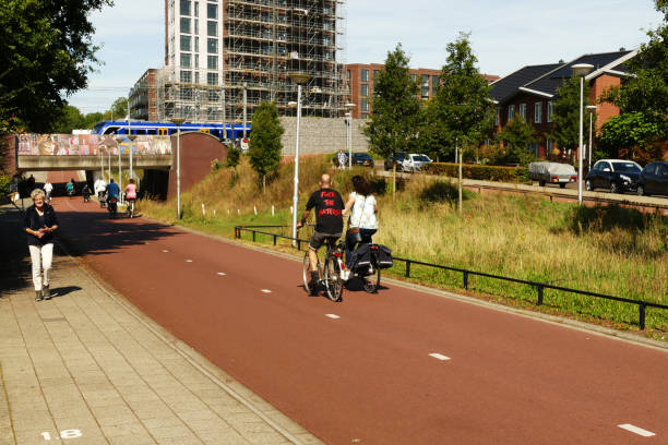 Fietsers op een Nederlands fietspad in de stad